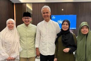 Foto Sandiaga bersama Ganjar dan istrinya