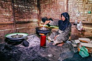 Warga Desa Seunobok Simpang, Kecamatan Idi Rayeuk, Kabupaten Aceh Timur mencoba memasak menggunakan kompor rakyat berbahan biomassa bantuan Kementerian Sosial di Aceh (foto: Dok InfoPublik)