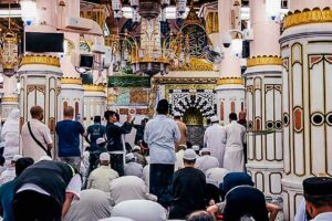 Sejumlah pengunjung Nabawi saat beribadah di Raudhah (foto: Dok Kemenag)