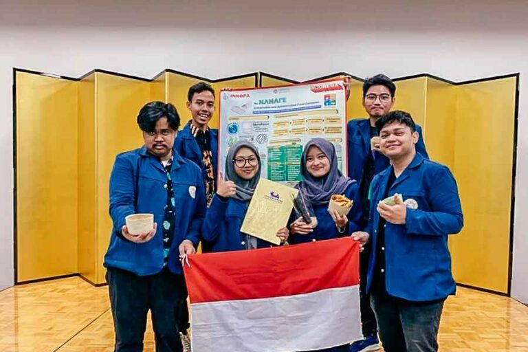 Enam mahasiswa Universitas Airlangga peraih medali emas dan penghargaan khusus dalam ajang Japan Design, Idea, and Invention Expo (JDIE) 2023.