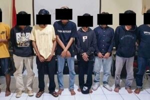 Saling Tantang di Medsos Berujung Tawuran di Bekasi, Satu Tewas Delapan Pelaku Diamankan Para pelaku tawuran yang sudah diamankan (foto: Dok Polda Metro Jaya)
