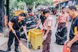 Aksi bersih-bersih sampah ini dilakukan di Kawasan Wisata Telaga Sarangan, bertepatan dengan libur panjang sekolah