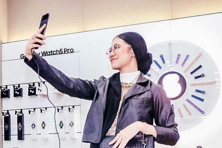 Blibli dan Samsung Resmikan Samsung Experience Store ke-20 di Kota Malang Pengunjung sedang menikmati pengalaman berbelanja seru di Samsung Experience Store Malang