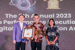 Presiden Direktur Bridgestone Indonesia, Mukiat Sutikno, menerima penghargaan The Best Chief Strategy Execution Officer (CSEO) in Manufacturing Industry pada The 8th SPE2X DX Award