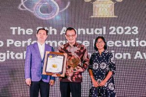 Bridgestone Indonesia Raih Penghargaan The 8th SPE2X DX Award atas Transformasi Digital Presiden Direktur Bridgestone Indonesia, Mukiat Sutikno, menerima penghargaan The Best Chief Strategy Execution Officer (CSEO) in Manufacturing Industry pada The 8th SPE2X DX Award
