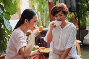 Menikmati secangkir teh hijau dipercaya mampu mengurangi risiko berbagai penyakit (foto: Sam Lion, pexels)