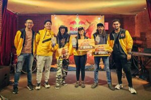 Red Bull Break the Limit Challenge Masuki Babak Akhir dengan 50 Finalis yang Terpilih Para pemenang berpose bareng juri dan perwakilan Red Bull