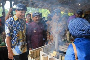 Gubernur Ganjar bersama wali kota, para camat, lurah, dan OPD terkait di Pariaman