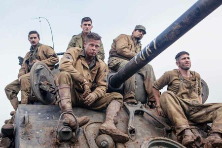 Foto ikonik para pemain film Fury (2014). Gaya Brad Pitt, Shia LaBeouf, Logan Lerman, Michael Peña, dan Jon Bernthal, memperkuat karakter mereka di film dengan latar belakang Perang Dunia II