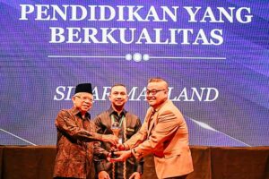Sinar Mas Land Raih Penghargaan Padmamitra Awards 2022 atas Komitmen CSR dalam Pendidikan Wapres Ma'ruf Amin, didampingi Ketua Umum Forum CSR Indonesia, Mahir Bayasut, saat menyerahkan Padmamitra Awards 2022 pada Adhityo Galih Priyambodo dari Sinar Mas Land.