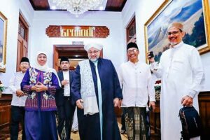 Cicit Syeikh Abdul Qadir Al Jailani Doakan Berkah Melimpah untuk Warga Indonesia Gubernur Khofifah saat menerima kunjungan Maulana Al-Sheikh Afeefuddin Bin Abdul Qadir Mansoor Al Jailani yang juga cicit Syeikh Abdul Qadir Al Jailani di Grahadi, Surabaya