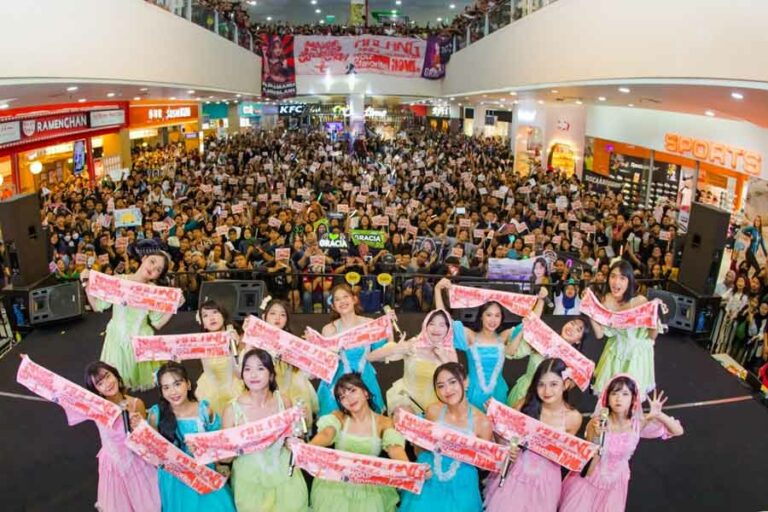 JKT48 berfoto bareng fansnya usai konser di Kota Batu, Jawa Timur (foto: Twitter @officialJKT48)