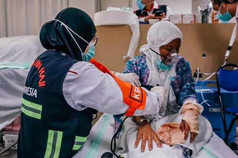 Jemaah Haji yang Sedang Dirawat di Makkah Alami Peningkatan Kasus Pneumonia Petugas sedang melakukan penanganan medis pada salah satu jemaah haji Indonesia (foto: istimewa)