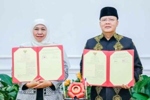 Gubernur Khofifah dan Gubernur Rohidin Mersyah, usai menandatangani MoU untuk memperkuat hubungan antara kedua provinsi.