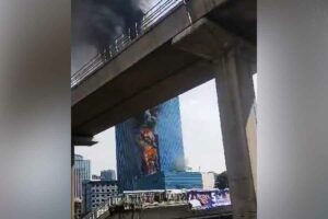 Kebakaran di K-Link Tower Jakarta Selatan, Dua Orang Luka Bakar Tangkapan layar video K-LINK Tower di Jakarta Selatan yang terbakar