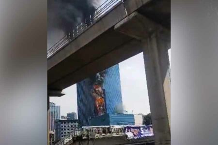 Tangkapan layar video K-LINK Tower di Jakarta Selatan yang terbakar