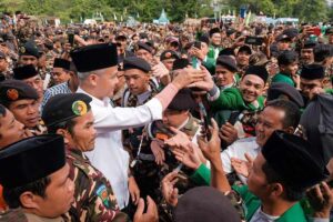 Ganjar saat menghadiri Kemah Bhakti PC GP Ansor Kabupaten Wonosobo di Lapangan Kalianget, Kabupaten Wonosobo