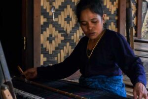 Ilustrasi wanita Baduy sedang menenun kain adat (foto: Jamalludin Khaer, unsplash)