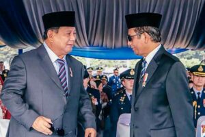 Prabowo Subianto dan Mahfud MD, saat menghadiri Upacara Peringatan HUT ke-77 TNI Angkatan Udara, di Halim Perdanakusuma. (foto: Facebook @OfficialMahfudMD)