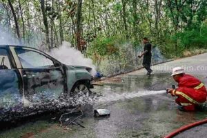 Petugas sedang memadamkan sebuah mobil yang terbakar di Jalan Raya Ngasem – Dander, Kecamatan Dander, Kabupaten Bojonegoro (foto: dok beritajatim.com)