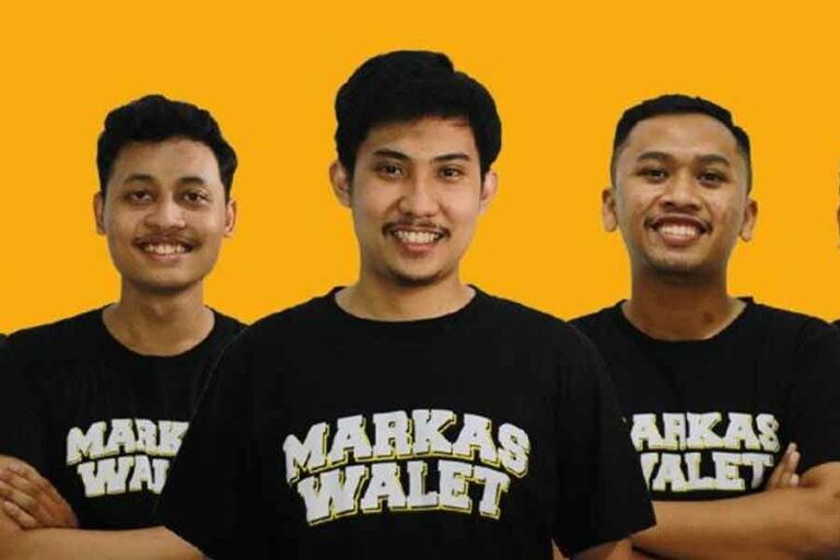 Muhammad Fairuzzuddin Zuhair (tengah), pendiri PT Lentera Alam Nusantara dan jajaran direksi.