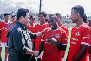 Ketua PSSI Erick Thohir saat menghadiri proses seleksi pemain Timnas Indonesia U-17 di Bali United Training Center, Pantai Purnama, Gianyar