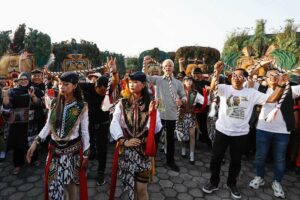 Ganjar saat ikut menari lengkap dengan membawa tali Warok
