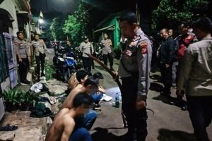 Cegah Tawuran, Polres Metro Jakarta Timur Amankan Tujuh Remaja dan Barang Bukti Senjata Tajam Tujuh remaja yang diamankan Polres Metro Jakrta Timut bersama Polsek Jatinegara (foto: Dok Humas Polri)
