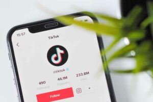 TikTok, platform media sosial yang sedang populer di kalangan pengguna muda (foto: Nik, unsplash)