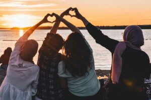 Procrastination bisa dilawan, di antaranya dengan meraih dukungan dari teman, keluarga, atau rekan kerja (foto: Noorulabdeen Ahmad, unsplash)