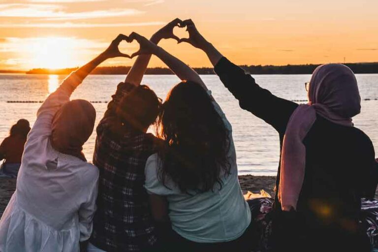 Procrastination bisa dilawan, di antaranya dengan meraih dukungan dari teman, keluarga, atau rekan kerja (foto: Noorulabdeen Ahmad, unsplash)