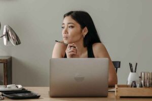 Melihat layar monitor komputer ataupun laptop dalam waktu lama bisa mengakibatkan mata kering (foto: Pavel Danilyuk, pexels)