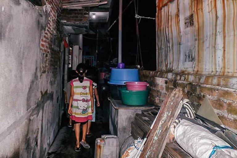 Data BPS, Ini Lima Provinsi dengan Jumlah Penduduk Miskin Terbesar di Indonesia Kawasan padat penduduk di Surabaya, Jawa Timur (foto: Hendro D. Laksono, pilar.id)