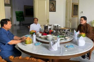 Foto yang diunggah Prabowo Subianto saat bersama Presiden Jokowi dan Erick Thohir di Istana Bogor (foto: instagram @prabowo)