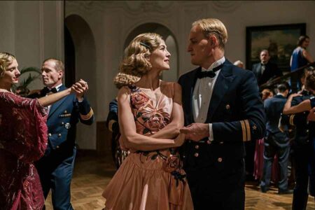 Rosamund Pike dan Jason Clarke dalam salah satu adegan di film The Man with the Iron Heart (2017)