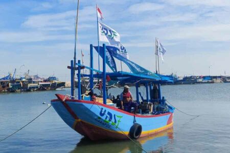 Wakaf produktif YDSF berupa Perahu Wakaf untuk nelayan Desa Labuhan, Kecamatan Brondong, Lamongan.