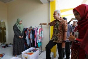 Gubernur Ganjar Pranowo Dukung Revitalisasi Pasar Wonopolo di Kabupaten Demak Gubernur Ganjar Pranowo saat mengunjungi Pasar Wonopolo, Kecamatan Dempet, Kabupaten Demak