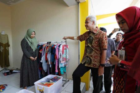 Gubernur Ganjar Pranowo saat mengunjungi Pasar Wonopolo, Kecamatan Dempet, Kabupaten Demak