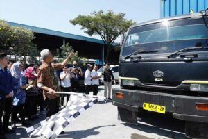Gubernur Ganjar Pranowo Lepas Ekspor 400 Ton Benang ke India dan Brasil Ganjar saat secara secara simbolis melepas lima kontainer benang yang akan diekspor