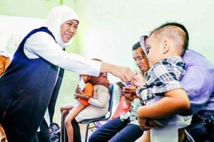 Gubernur Khofifah Puji Kolaborasi BKKBN dan TNI AL Perkuat Program Bebas Stunting di Madura Gubernur Khofifah saat bertemu dengan warga di Kabupaten Sumenep, Jawa Timur.