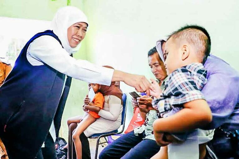 Gubernur Khofifah Puji Kolaborasi BKKBN dan TNI AL Perkuat Program Bebas Stunting di Madura Gubernur Khofifah saat bertemu dengan warga di Kabupaten Sumenep, Jawa Timur.