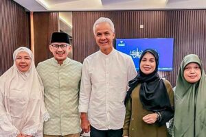 Foto bareng Sandiaga Uno dan Ganjar Pranowo saat bertemu di Bandara King Abdulaziz International Airport, Jeddah. (foto: Facebook @SandiSUno)