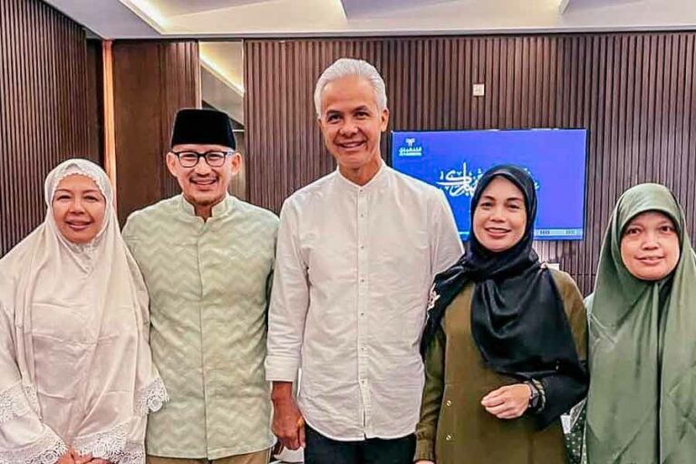 Foto bareng Sandiaga Uno dan Ganjar Pranowo saat bertemu di Bandara King Abdulaziz International Airport, Jeddah. (foto: Facebook @SandiSUno)