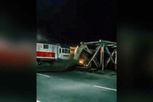 Detik-detik kecelakaan KA Brantas tujuan Jakarta-Blitar saat menabrak sebuah truk di perlintasan sebidang Jalan Madukoro, Semarang Barat