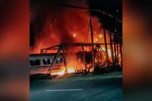 Tangkapan layar video kecelakaan KA Brantas tujuan Jakarta-Blitar setelah menabrak truk di perlintasan sebidang Jalan Madukoro, Semarang Barat