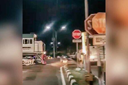 Insiden KA 112 Brantas Tabrak Truk Tronton, KAI Kembali Ingatkan Aturan Melewati Perlintasan Sebidang Tangkapan layar video detik-detik kecelakaan KA 112 Brantas dengan truk di perlintasan sebidang Jalan Madukoro, Semarang Barat