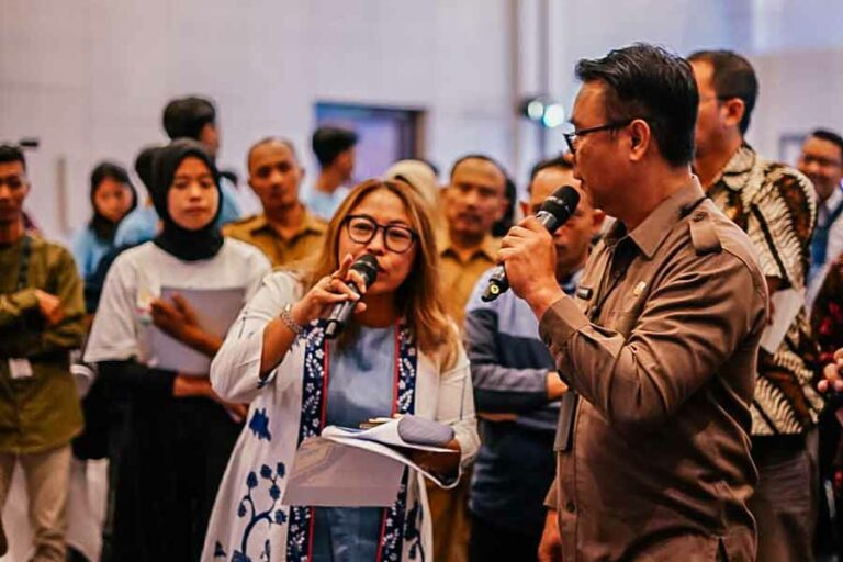 Ribuan Kaum Muda di Jawa Barat dan Jawa Timur Terlibat dalam Program Work in Tech Dini Widiastuti dan Muhammad Fikser saat memberikan feedback untuk peserta pelatihan