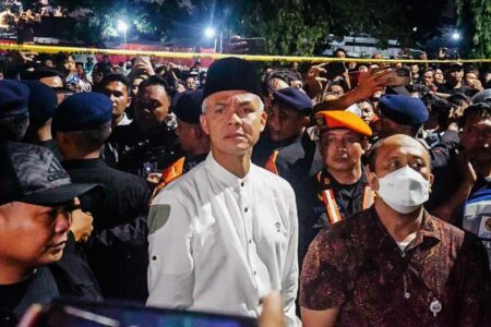 Ganjar Tinjau Lokasi Kecelakaan KA Brantas dan Truk Kontainer di Semarang Barat Gubernur Ganjar tinjau lokasi kecelakaan antara Kereta Api (KA) Brantas dan truk kontainer di perlintasan kereta api Jalan Madukoro Raya