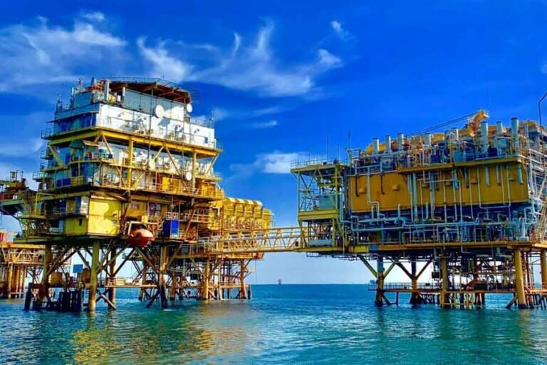 Kilang LNG Bontang yang dikelola PT Badak NGL mengolah gas alam menjadi LNG serta produk sampingannya seperti LPG dan kondensat