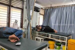 71 Warga Surabaya Keracunan Setelah Makan Olahan Daging Kurban Sejumlah warga tergeletak lemas di Puskesmas Tanah Kali Kedinding, Surabaya (foto: dok beritajatim.com)